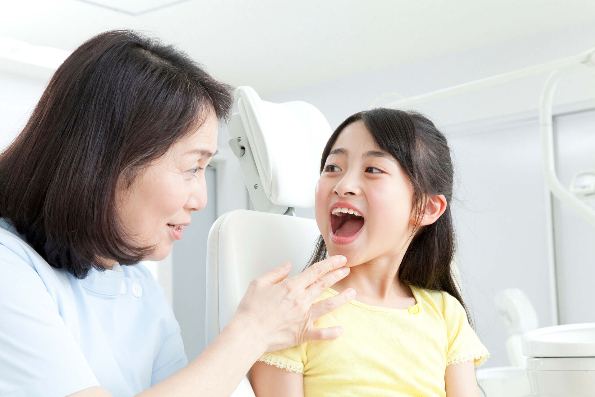 口を見せる女の子
